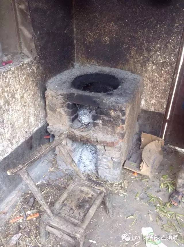 走訪另一個(gè)貧困家庭，進(jìn)去之后才知道什么是真正的一貧如洗、家徒四壁。