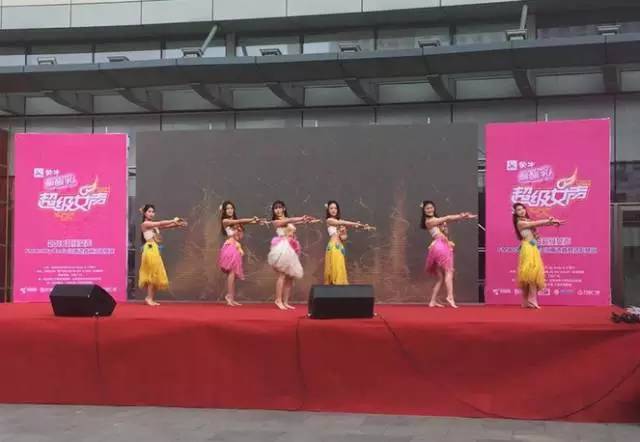 伴隨著舞蹈演員們的開(kāi)場(chǎng)，比賽在上午10點(diǎn)半正式拉開(kāi)序幕
