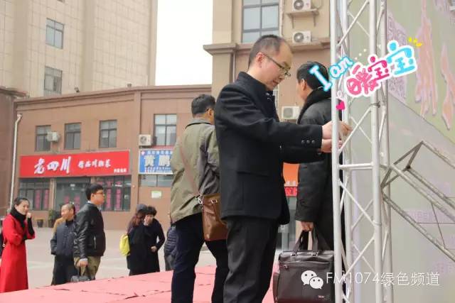 寒江副總監(jiān)親力親為，事無巨細(xì)。偶像真是暖暖惹人愛呢！