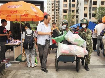 9月8日，天津濱海海港城小區(qū)，武警幫助居民搬東西。