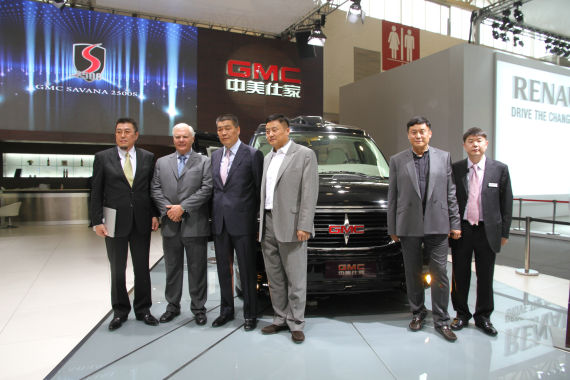 北京國際車展上，全新GMC S系列頂級商務車在亞太區(qū)首發(fā)。圖為企業(yè)領(lǐng)導與新車合影。