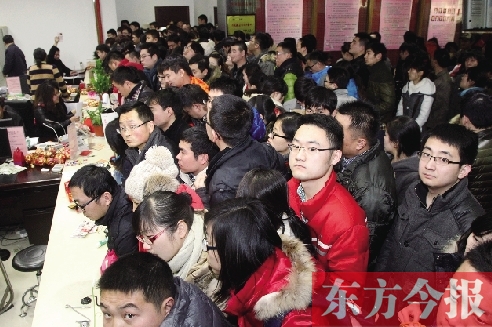 昨日上午，鄭州市金水區(qū)民政局婚姻登記處，領(lǐng)證的新人擠滿了辦證大廳
