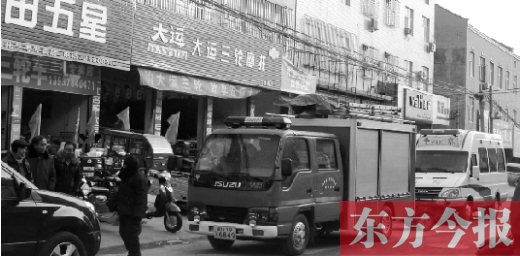 火災(zāi)發(fā)生后，袁厲害家門(mén)前的大路上停滿了消防車(chē)和警車(chē)