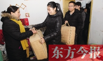 昨天下午，多位東方今報愛心讀者前往鄭州市困難戶家中贈送棉被