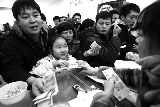 1月30日，李剛小面館收銀臺(tái)前，更多的市民大量買走“面卡”帶回家去