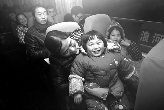 坐上愛心大巴，乘客滿臉喜悅