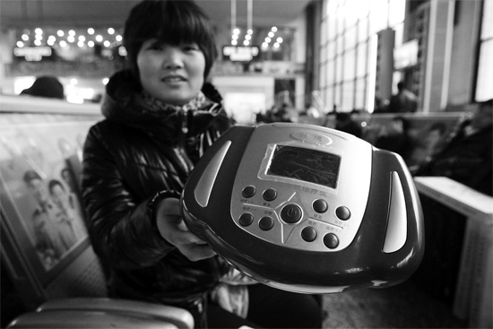 火車站候車室，李女士向記者展示她準備孝敬父母的按摩儀
