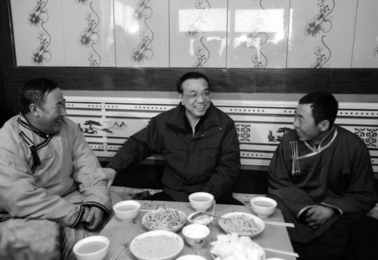 今年2月4日，李克強(qiáng)來(lái)到內(nèi)蒙古興安視察，與村民們拉家常