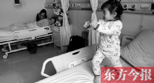 2月7日，春節(jié)前的第3天，雖然傷口很是疼痛，但3歲女兒可愛的“騎馬舞”是李剛最好的“止痛藥”
