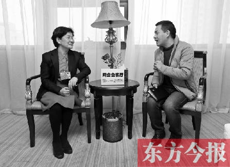 全國人大代表、省文化廳廳長楊麗萍（左）在接受“兩會會客廳”采訪