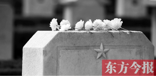清明假期里，各界人士來(lái)到鄭州烈士陵園，緬懷先烈。一座無(wú)名烈士的墓碑上，擺放著人們帶來(lái)的白花