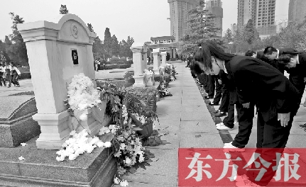 清明節(jié)，鄭州烈士陵園。學(xué)生在吉鴻昌烈士墓前鞠躬致禮