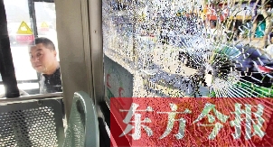 4月6日，鄭州市108路公交車一整塊車窗玻璃被鋼珠擊碎