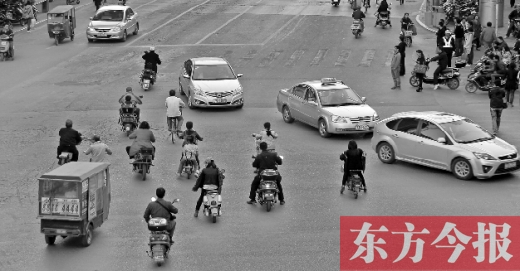 四月九日，鄭州市黃河路與經(jīng)八路交叉口，“中國式過馬路”現(xiàn)象仍很常見