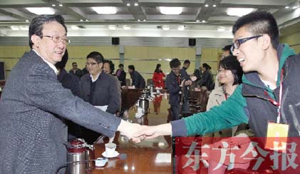 4月22日，省委書記、省人大常委會(huì)主任郭庚茂和“聚焦中博·河南行”中部六省媒體采訪團(tuán)成員親切握手