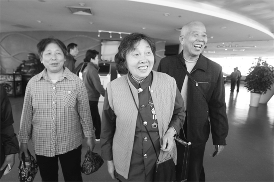 昨日，“尋訪百名共和國勞模”活動選出的百位勞模免費(fèi)游覽中原福塔