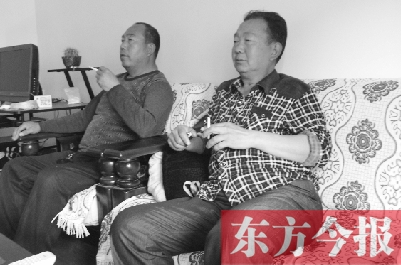 吳四輩和張年學(xué)在家聊天，談?wù)撋稌r(shí)候能去上班