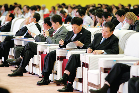 在推介會(huì)上，省長(zhǎng)謝伏瞻（前排右二）在認(rèn)真記錄嘉賓的發(fā)言