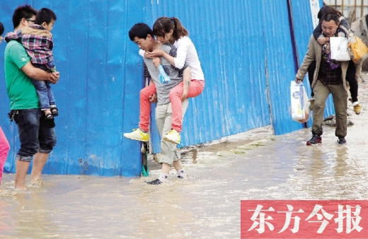 雨后鄭州，“背人過河”成了一道甜蜜又無奈的風(fēng)景 東方今報(bào)記者 沈翔 攝