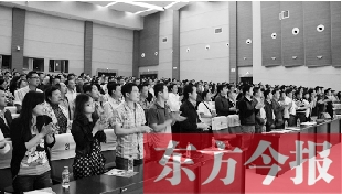 演員謝幕時，沒有觀眾離場，而是全部起立熱烈鼓掌