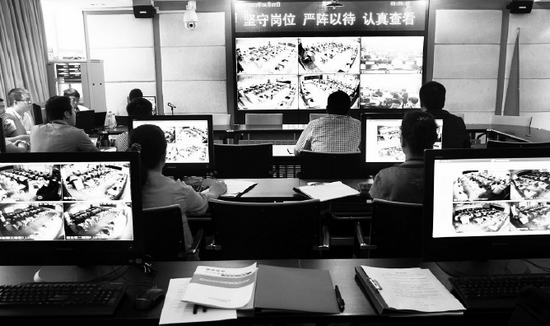 2013年高考首日，鄭州市國家考試考務(wù)指揮中心內(nèi)，工作人員通過監(jiān)控器遠(yuǎn)程監(jiān)考