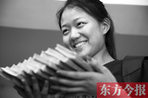昨天，大一女生周文靜把10萬元現(xiàn)金還給了失主