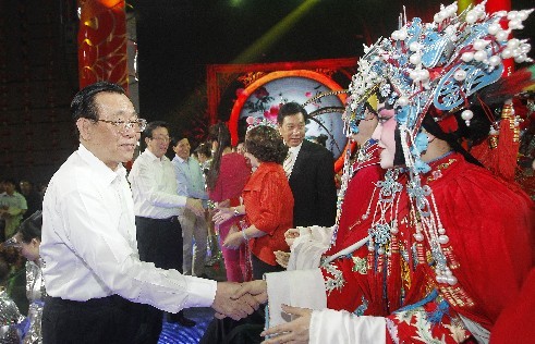 頒獎(jiǎng)晚會(huì)結(jié)束后，王剛（左一）、郭庚茂（左二）、謝伏瞻（左三）上臺(tái)和演職人員握手