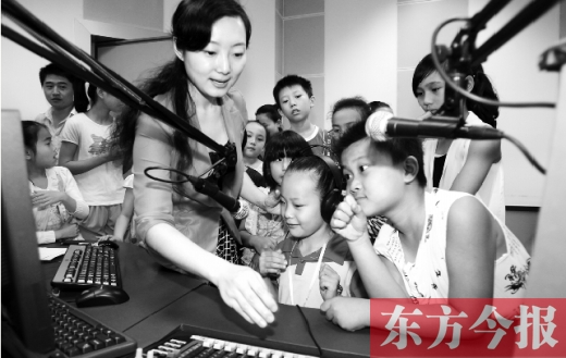 河南廣電全媒體小記者參觀河南電臺(tái)教育廣播樂活1066，體驗(yàn)當(dāng)主持人的樂趣