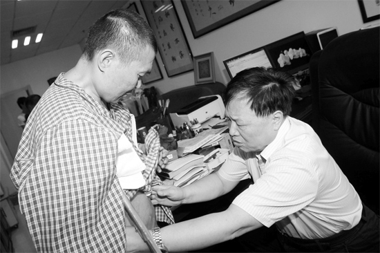 昨天，陜西西安第四軍醫(yī)大學(xué)唐都醫(yī)院骨腫瘤專家范清宇教授（右）在為李剛做檢查