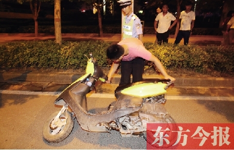 7月9日夜，鄭東新區(qū)街頭，鄭州市交巡警六大隊(duì)民警查住一輛“炸街”摩托車