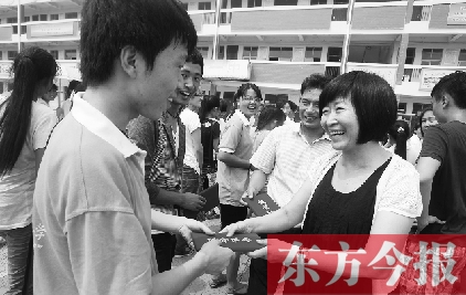 7月23日，晨鐘教育集團(tuán)黨委書(shū)記張玲為支教大學(xué)生頒發(fā)證書(shū)