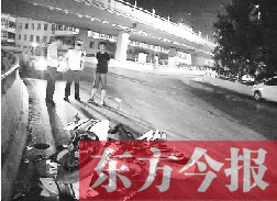 昨日凌晨3時(shí)，鄭州市區(qū)河醫(yī)立交橋下，交警在勘察現(xiàn)場(chǎng)