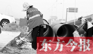 鄭州市鄭東新區(qū)，烈日下工作的環(huán)衛(wèi)工