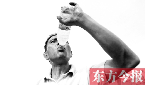高溫天氣下，鄭州自來水搶險工人老趙經(jīng)常是喝水趕不上出汗