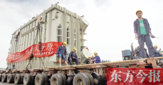 天降大雨，加大了行走的難度，工人們用支桿頂起沿途的電纜