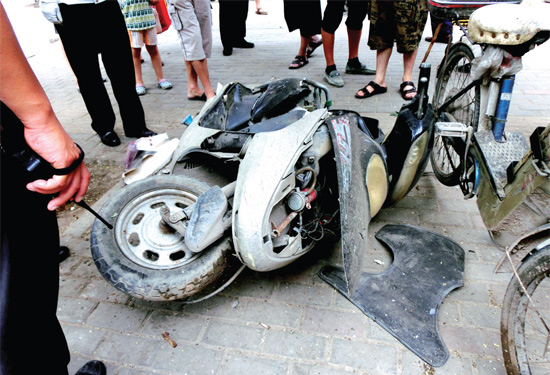 8月3日，棉紡路與六廠前街交叉口附近一輛水泥罐車突然爆胎，路邊一輛電動車被沖擊波震翻報廢