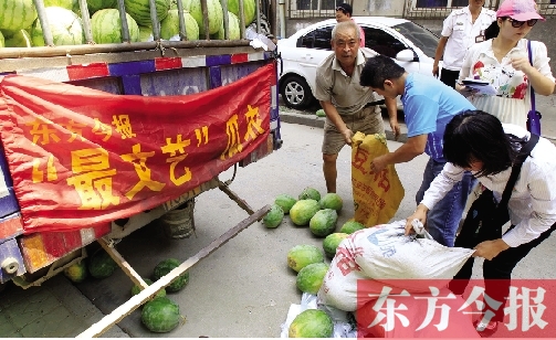 昨日，得知“最文藝瓜農(nóng)”祁老漢（左一）被困，市民紛紛購愛心瓜