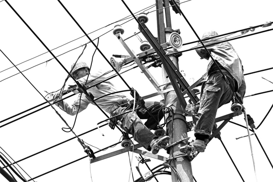 昨日中午，安陽市供電公司配電運維專業(yè)團隊的工作人員在維修線路