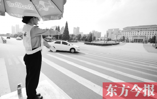昨日，駐馬店市開源大道，女交警冒高溫指揮交通