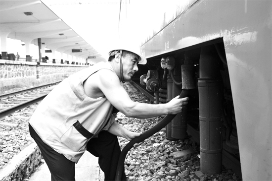 昨日，商丘火車站給水員在烈日下工作