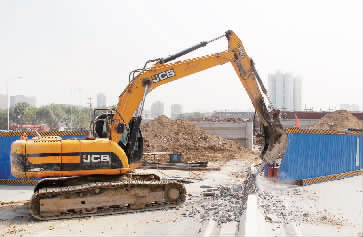 南陽路、北環(huán)快速路立交橋將進行封閉施工，圖為工人正在拆除隔離欄