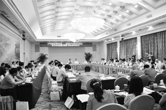 產(chǎn)業(yè)集聚區(qū)會議現(xiàn)場，各位專家學者對河南產(chǎn)業(yè)集聚區(qū)的發(fā)展建言獻策