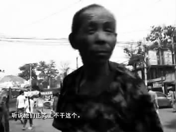 視頻中的男子面對(duì)鏡頭發(fā)泄心中的不滿：不合理，明擺著剝削人