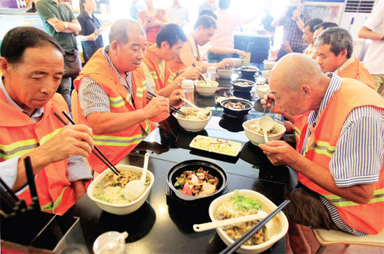 8月18日中午，鄭州市商城路一家飯店邀請33位一線環(huán)衛(wèi)工免費(fèi)吃頓飯