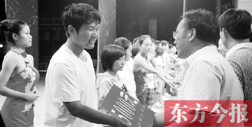 8月25日，河南電視臺(tái)8號(hào)演播廳，寒門學(xué)子每人拿到了5000元助學(xué)金