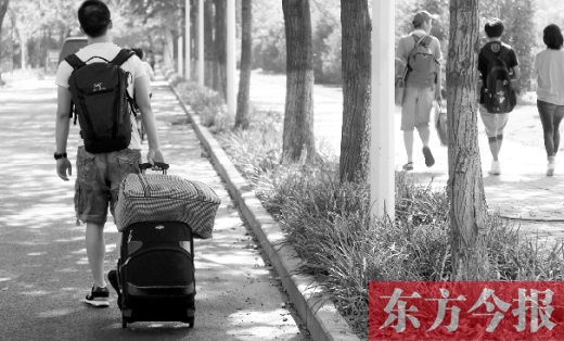 滿載著家人的希望，沿著學校的路標，鄭州大學新生入學了，一位新生自己帶著行李來報到