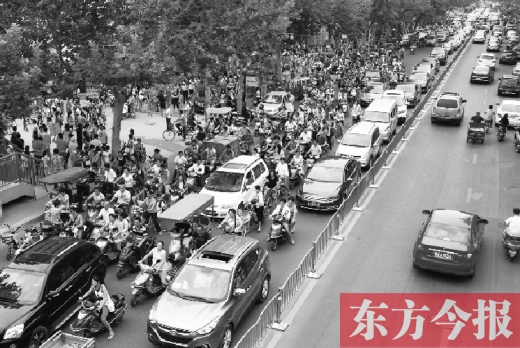 鄭州市城東路上，因?yàn)楦浇鼉伤W(xué)開學(xué)，造成交通大擁堵