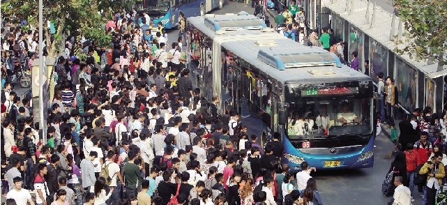 鄭州火車站，等候公交車的人們 東方今報(bào)記者 劉棟杰圖