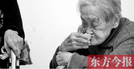 在鄭州惠濟(jì)區(qū)紅樹林老年療養(yǎng)院內(nèi)，一位老人在吃蛋糕