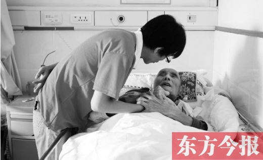 10月11日，鄭州愛馨養(yǎng)老集團(tuán)。護(hù)工對老人無微不至地關(guān)懷照顧